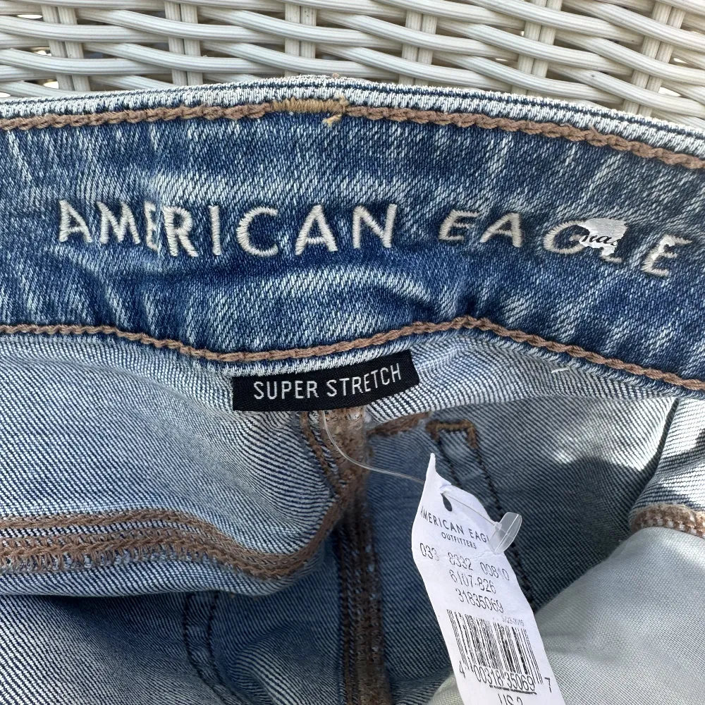 Denim kjol från American Eagle. Super stretch material. Passar dom som har större storlekar. Meddela mig om intresserad. . Kjolar.