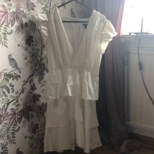 Klänning  - En super fin sommar klänning som aldrig avvändas eftersom jag råka köpa i fel storlek. Storlek: 36❤️ super fin och perfekta nu till sommaren. (Köparen står för frakten)