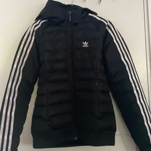 Adidas jacka - Använd under en vinter och är i bra skick. Bra som vinterjacka(dunjacka) 