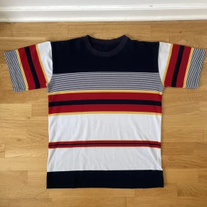 randig t-shirt  - randig t-shirt i grovt tyg, saknar tag men passar som en M/L