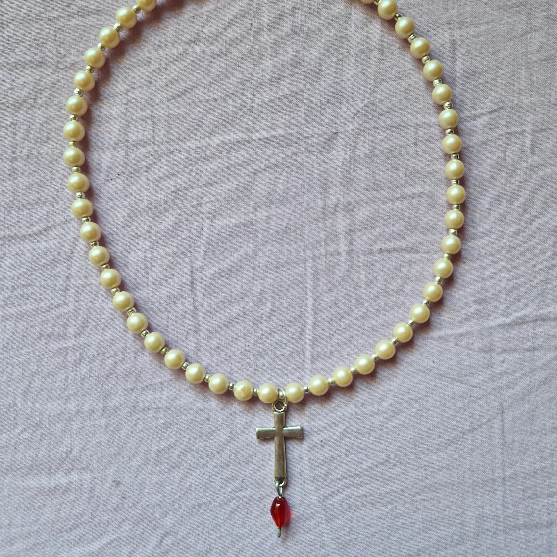 Pärlhalsband med kors och blod 🌹🔪 - 91