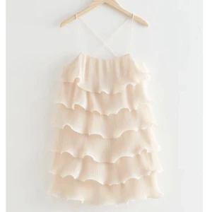 Volangklänning - Superfin volangklänning från other stories! Endast använd en gång så i nyskick❤️ Perfekt till sommaren! Såld för 950kr