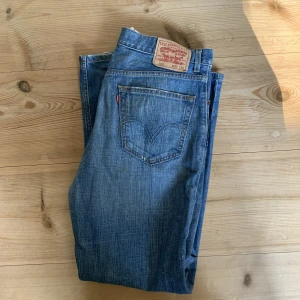 Levis Jeans - Säljer min pojkväns Levis jeans. Frakt tillkommer! Mått: längd 107cm & midja rakt över 45cm