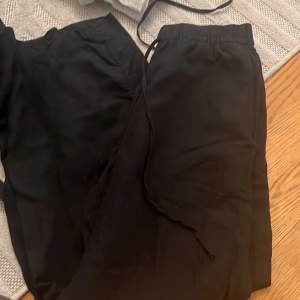 Svarta linnebyxor från H&M. Köpta förra året och är använda 2 gånger, säljes då de inte passar mig.   Har en matchande kortärmad linneskjorta till, 50kr för den.