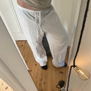 Linnebyxor  - Skit snygga pösiga linnebyxor! Så sköna och passar perfekt till sommaren! Storlek xs men passar de flesta! Köptes i sätt för 500kr