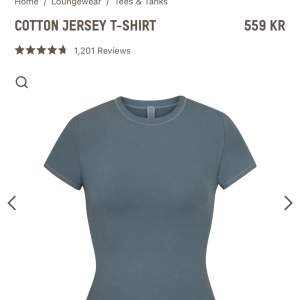 Skims cotton jersey t-shirt I strl S, älskar dessa t-shirts men använder ej denna pga färgen!