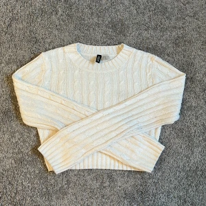 Tröja - Säljer en stickad cropad tröja från H&M. Köpte den begagnad och har används ganska många gånger. Är i het okej skick!