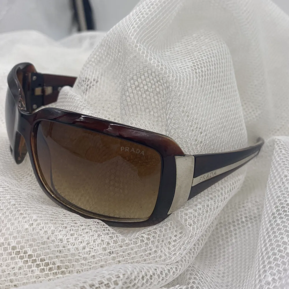 Solglasögon från Prada (vet inte om dom är äkta därav priset) Säljer då dom ej passar mig, passar någon med lite mindre huvoud!. Accessoarer.