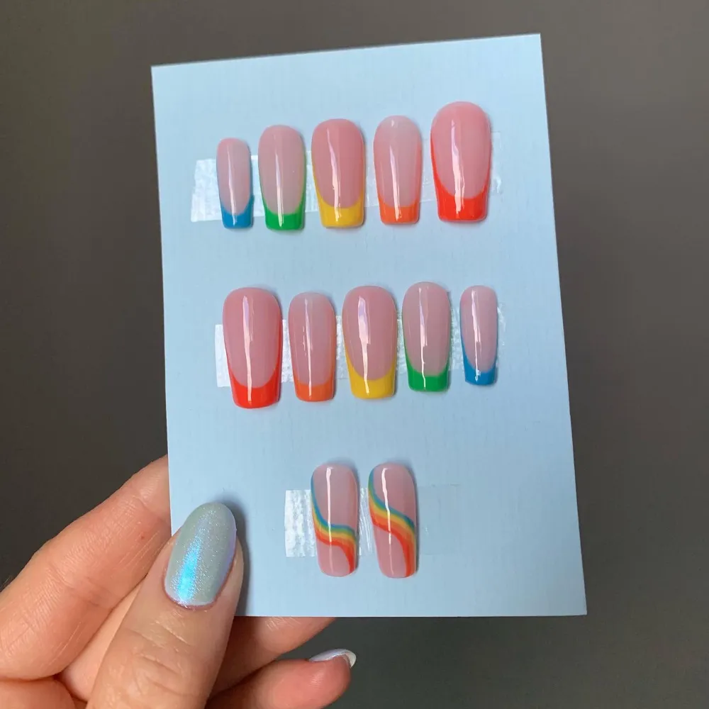 🌈Glad PRIDE månad🌈 FÄRDIGT SET 💛 Press on nails (lösnaglar) i storlek S. Storleken anser bredden på dina naglar. Alla lösnaglar är handmålade av mig med högkvalitativa gellack. Detta set är ett färdigt set och går alltså att köpa direkt. 💛. Accessoarer.