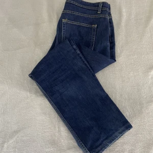 Jeans  - Lågmidjade jeans från dressman. Väldigt fina men kommer tyvärr inte till användning längre. Står ingen storlek men passar bra på mig som har M💕