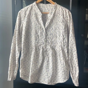 Söt blus med blommor🤍 - Söt blus med blommor från LOGG H&M. Använt men helt okey skick. Tycker den är jätte söt men hinner inte använda.