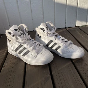 Sneakers - Väl använda därav billigt pris. Annars är dom i bra skick