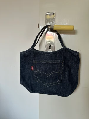 Väska från Levis  - Inköpt second hand 