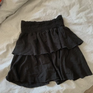 Kjol - Söt svart basic kjol som tyvärr inte passar mig längre❤️❤️