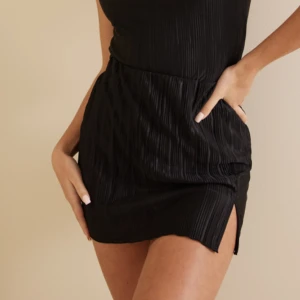 Kjol - Oanvänd kjol med slits. 39cm lång i storlek S. Finns tyvärr inga bilder med den på mig då den e för liten för mig. Väldigt flowigt och härligt tyg 