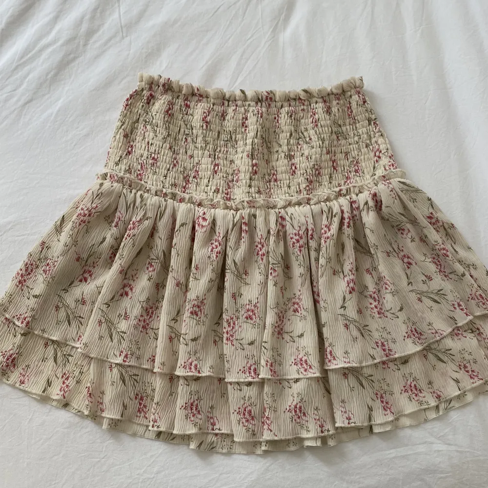 säljer denna jätte söta kjol åt min syster, den var förstor för henne som är 157 🤍 fint skick då den aldrig använts. pris kan diskuteras! skriv om du har några frågor🫶🏼. Kjolar.