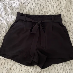 Kostymshorts fem only - Super snygga kostymshorts från only, använda 2 gånger, resor i midjan och knytning fram❤️