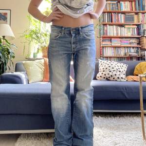 Loose jeans som sitter snyggt på höften och har coola fickor🩷 midjemått: 83cm och innerbenslängd: 87cm