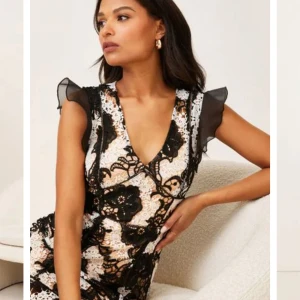 Festklänning  - NY klänning från Lipsy Premium Flutter Sleeve Lace Midi Storlek: 12