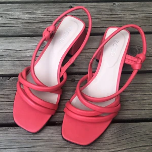 Röda sandaler - Nästan oanvända sandaler/sandaletter från Ecco, så snygga! Stora i storleken, passar mig som har 39/40 i vanliga skor