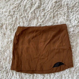 Brun mini kjol - Jättefin kjol , använt  en gång.  Funkar som M