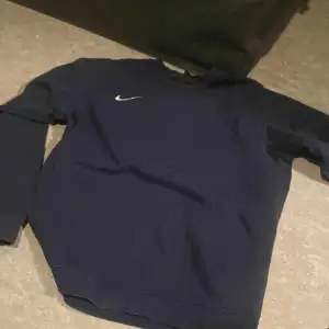 Säljer min snygga Nike sweatshirt då den inte kommer till andvänong längre 