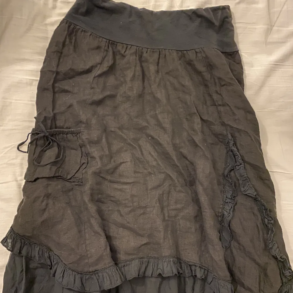 Superfin svart midi kjol i linne material med volanger och liten ficka. Kjolar.