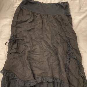 Superfin svart midi kjol i linne material med volanger och liten ficka