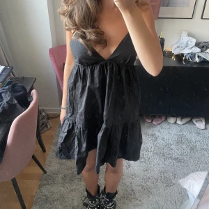 Svart klänning  - Svart populär klänning från zara. Aldrig använd