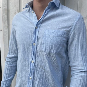 Linneskjorta - Nytvättad på bilden och inte struken därför den ser väldigt skrynklig ut. Något jag dock gillar