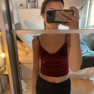 Linne - SÅ snyggt rött linne som tyvärr inte kommer till användning, perfekt till fest❤️