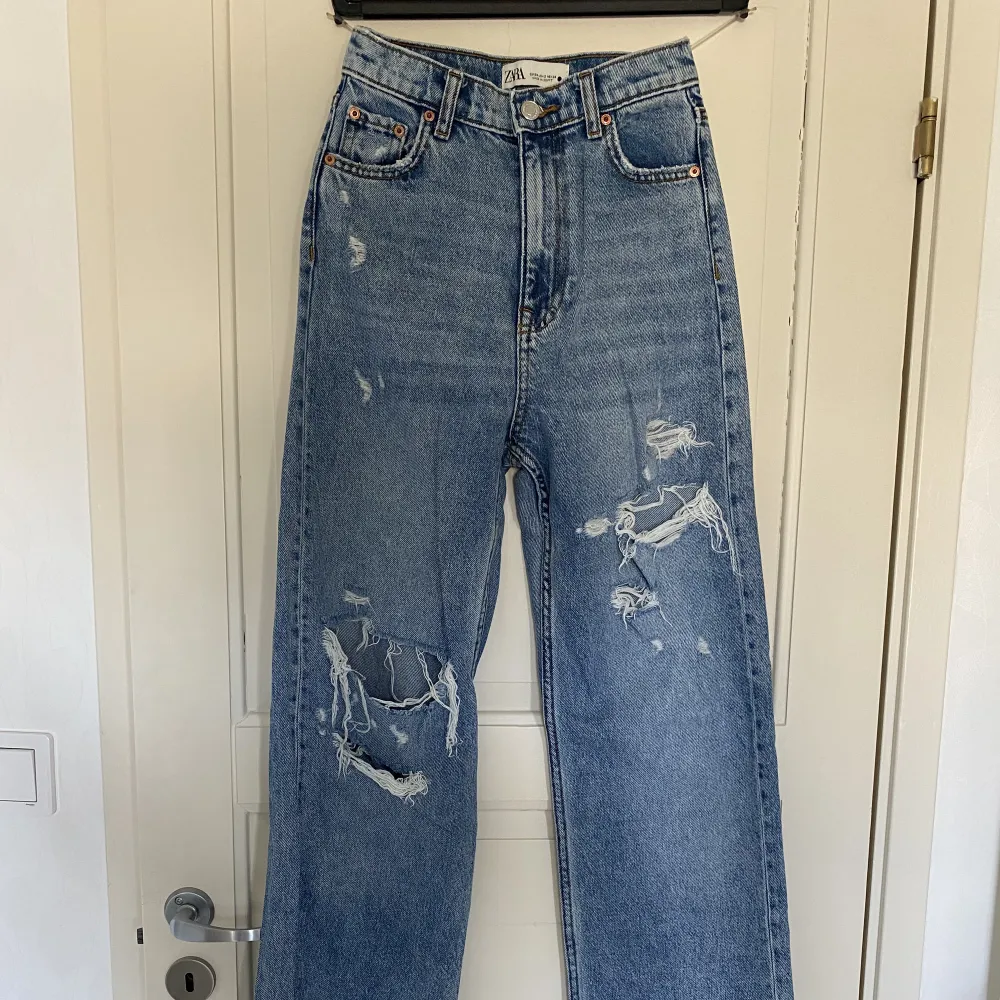 Blåa jeans med hål och slitningar från Zara! Skicka för mer bilder. Jeans & Byxor.