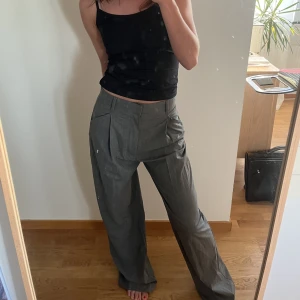 Gråa kostymbyxor Zara - Supersnygga kostymbyxor från Zara. Knappt använda. Köpare står för frakt 😇
