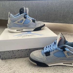Jordan 4 Retro University Blue - Säljer mina äkta Jordan 4 för 1500kr, storlek 41, är i bra skick och kvitto finns. Mer bilder finns att fråga om. 