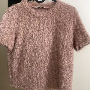 Jätte fin och varm t-shirt, den är ganska gammal då det var min mammas gamla tröja, är fluffig och lite rosa, 