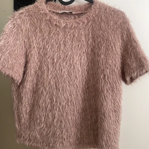 Zara tröja  - Jätte fin och varm t-shirt, den är ganska gammal då det var min mammas gamla tröja, är fluffig och lite rosa, 