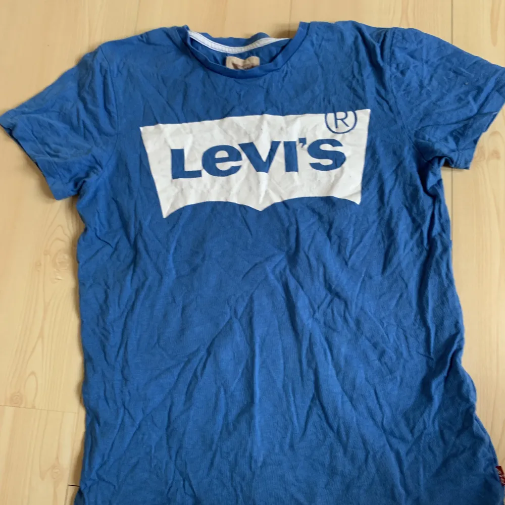 Blå Levi’s T-shirt i storlek 164. T-shirts.