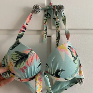 Mönstrad vadderad bikiniöverdel 70A - Vadderad Bikini med knytband i storlek 70A Använd men i gott skick  Säljs därav billigt 