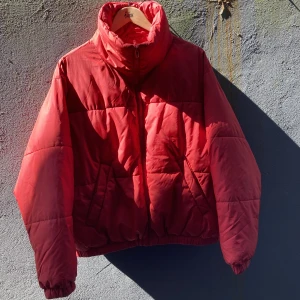 Puffer Jacka weekday  - Röd jacka weekday, hög krage som oxå går att vika ner. Varm, mjuk! Strlk small men lagom oversized!
