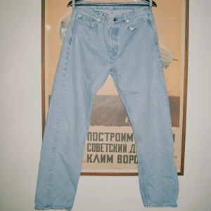 ARKET Loose fit jeans, herr 30/32  - Snygga Arketjeans! Färg är ocean blå. Nypris 890:-. Endast lindrigt använda, några spår på bruk såsom nån fläck finns dock. Fin kvalite och passform, 43% återvunnen lyocell, 57% bomull. Perfekta till sommaren! Upphämtas på Östermalm/Telefonplan. 