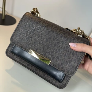 Michael Kors väska - Michael Kors väska, i fint skick. Några repor på metallen. 