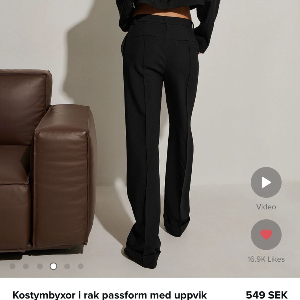 Kostymbyxor från Hanna Schönberg x NA-KD använd fåtal gånger, säljer då de inte kommer till användning, helt slutsålda! 🖤. Jeans & Byxor.