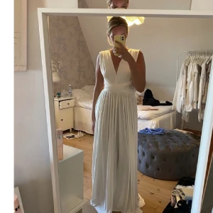 Balklänning - Så fin vit balklänning från Eliza and Ethan som går att knyta på många olika sätt💗Helt ny med prislappar kvar! Nypris 2500! Lånade bilder men skriv om du vill ha fler egna!!💗