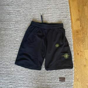 Hej! Säljer mina stone island shorts för 100 kr pga att jag ska rensa  min garderob. Frakten får ni stå för. 