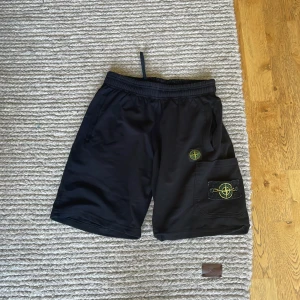 Stone Island shorts - Hej! Säljer mina stone island shorts för 100 kr pga att jag ska rensa  min garderob. Frakten får ni stå för. 