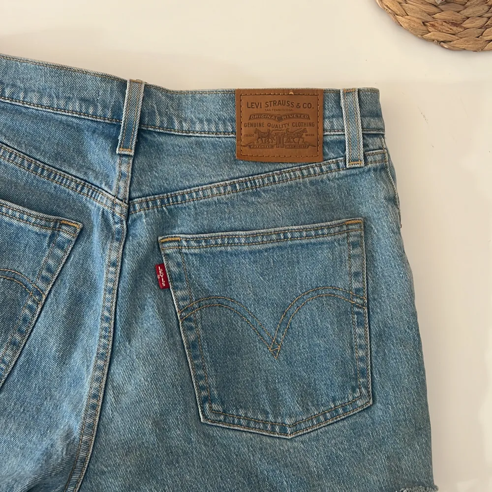 Snygga jeans levis shorts i fint skick. Storlek 29 w, sitter fint på mig som normalt är en S. . Shorts.