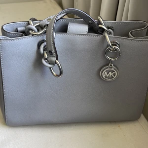 Michael Kors bag - Äkta Michael Kors väska, väldigt fint! Kostade mer än  2000kr, har axelrem också