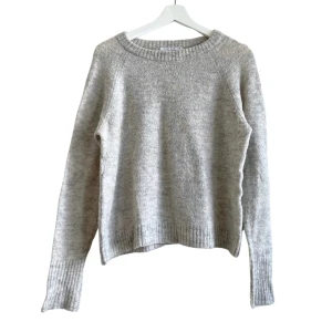 Stickad Tröja - Mohair blend - VARAN KAN KÖPAS DIREKT PÅ VÅR HEMSIDA, ettmarke.se 🌟 Märke: Cubus. Färg: Ljusgrå. Storlek: S enligt lapp. Totallängd: 56 cm. Axelbredd: Ca 35 cm. Ärmlängd (från ärmhålan): 48cm. Skick: Fint skick!
