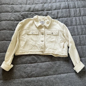 Vit jeansjacka från Weekday🩵☁️ - Helt oanvänd, perfekt till kyligare sommarkvällar! 