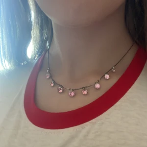Rosa halsband/Pink necklace - Its pretty old but barley worn, dm fel more info or pictures!! Det r ganska gammalt men knappt använt, skriv för mer info eller bilder!